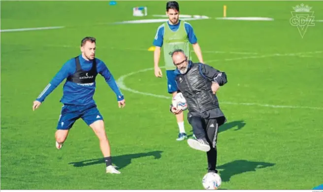  ?? CÁDIZ CF ?? El entrenador del Cádiz golpea ayer el balón en El Rosal en presencia de Malbasic.