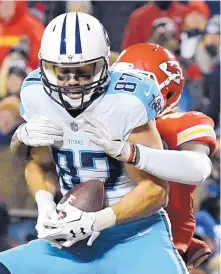  ?? ED ZURGA/ASSOCIATED PRESS ?? Titans wide receiver Eric Decker (87) makes a 22-yard touchdown catch in front of Kansas City Chiefs defensive back Eric Murray during the second half of Saturday’s game.