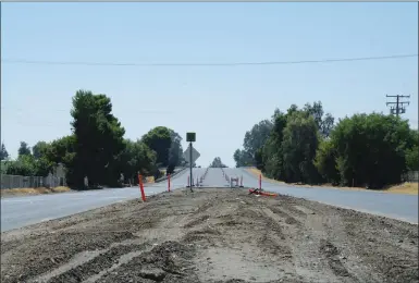  ?? RECORDER PHOTO BY JUAN AVILA ?? Caltrans will be working through October to install concrete barriers in the median of Highway 190 and upgraded crash cushions on the Hwy. 65 and Hwy. 190 cloverleaf, which will require detours as needed.