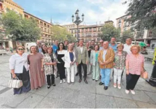  ?? // ?? Carlos Velázquez, con Ana Pastor y otros miembros del PP, ayer en Toledo