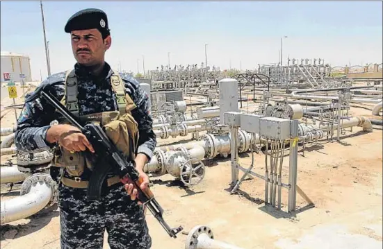  ?? ESSAM AL-SUDANI / REUTERS ?? Un soldat fa guàrdia a la refineria de Zubair, a Bàssora, sud de l’Iraq, que fins ara ha estat al marge dels combats