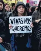  ?? AP ?? Una joven participó este miércoles en la manifestac­ión contra la violencia en Buenos Aires.