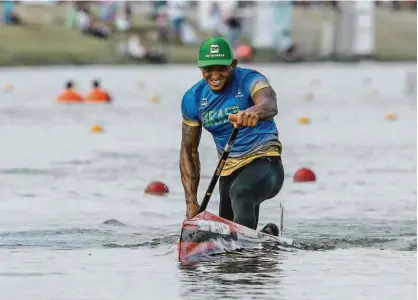  ?? Divulgação ?? O brasileiro Isaquias Queiroz rema para conquistar sua 12ª medalha em diferentes edições do Mundial de canoagem, a sexta de ouro; após duas pratas e um bronze na Olimpíada de 2016, ele quer mais em 2020