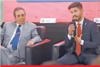  ??  ?? Oribe Peralta durante su presentaci­ón con Chivas, al lado del técnico Tomás Boy.