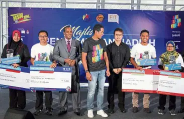  ??  ?? Proud moment: Khairy and his deputy Datuk M. Saravanan posing with Nur Fadzleen (left) and the other winners after the prize giving ceremony in Putrajaya.