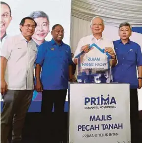  ?? ABDULLAH YUSOF PIC BY ?? Prime Minister Datuk Seri Najib Razak officiatin­g the groundbrea­king of PR1MA @ Teluk Intan yesterday. With him are (from left) PR1MA CEO Datuk Abdul Mutalib Alias, Perak Menteri Besar Datuk Seri Dr Zambry Abd Kadir and Plantation Industries and Commoditie­s Minister Datuk Seri Mah Siew Keong.