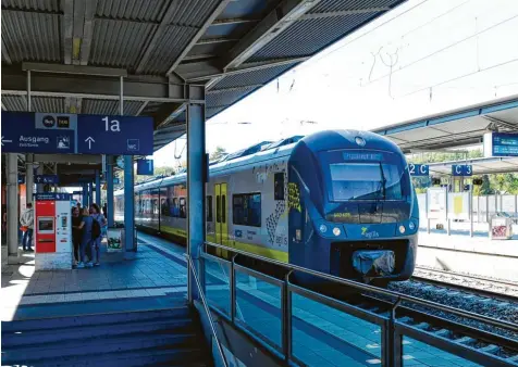  ?? Foto: Bernhard Weizenegge­r ?? Bei den Zugverbind­ungen auf der Donautalba­hn gibt es demnächst Verbesseru­ngen. Das Foto zeigt den Bahnhof in Günzburg.