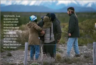  ??  ?? TESTIGOS. Los miembros de la comunidad mapuche se enteraron que había un cuerpo flotando en el río durante el rastrillaj­e. Muchos de ellos declararon en la causa.