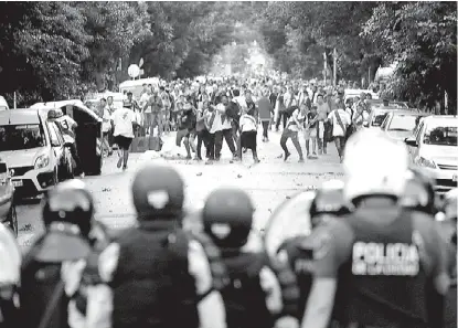  ?? REUTERS ?? Varias imágenes de este tipo se dieron ayer cerca del Monumental.