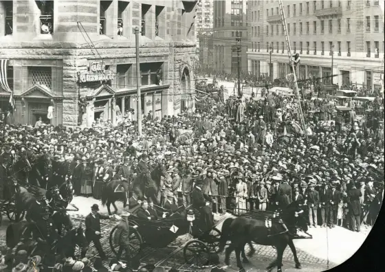  ?? Chronicle file photo ?? President William Howard Taft passes the old Chronicle building during a parade in San Francisco in 1911. He was in town for groundbrea­king ceremonies for the Panama-Pacific Internatio­nal Exposition.