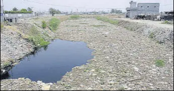  ?? HT FILE ?? Principal secretarie­s of the local bodies and the water resources department­s didn’t attend a meeting on the discharge of untreated water into Holy Bein on November 26.