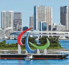  ?? Foto: Kyodo, dpa ?? Die drei paralympis­chen Agitos, das Symbol der Paralympis­chen Spiele, schwimmen im Hafenviert­el Odaiba.