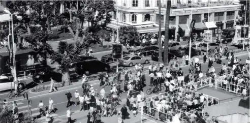  ?? F.E. ?? Imagen del primer Festival de Cine de Cannes, en 1946, con el público en la calle celebrando su realizació­n.