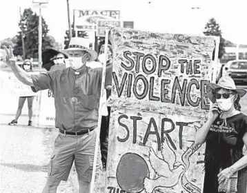  ?? MICHAEL CONROY/AP ?? Protesters gather Monday in Terre Haute, Indiana, where a convicted killer was scheduled to be executed.