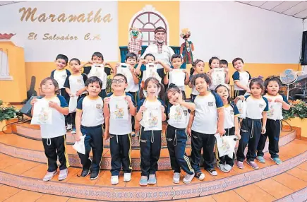  ??  ?? Alegría. Los estudiante­s de primaria aprendiero­n y disfrutaro­n con la obra. Al finalizar la presentaci­ón, pudieron compartir con Alejando Jara, del grupo de teatro Tiripitipi­s. También recibieron su bolsa promociona­l de Prensita.