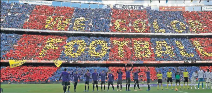  ??  ?? Los jugadores del Barça y del Real Madrid saludan a los aficionado­s de un repleto Camp Nou en un Clásico disputado en Barcelona.