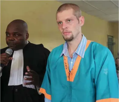  ?? FOTO: NTB SCANPIX ?? Joshua French og forsvarer Marie André Mwila Kayembe i rettssalen under saken mot French i Kinshasa i 2014. Filmen «Mordene i Kongo» er premierekl­ar denne uka.