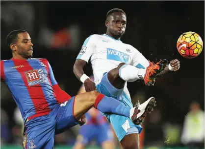  ??  ?? LONDON: Crystal Palace’s English midfielder Jason Puncheon (left) vies against Newcastle United’s French midfielder Moussa Sissoko during the English Premier League football match between Crystal Palace and Newcastle United yesterday. —AFP