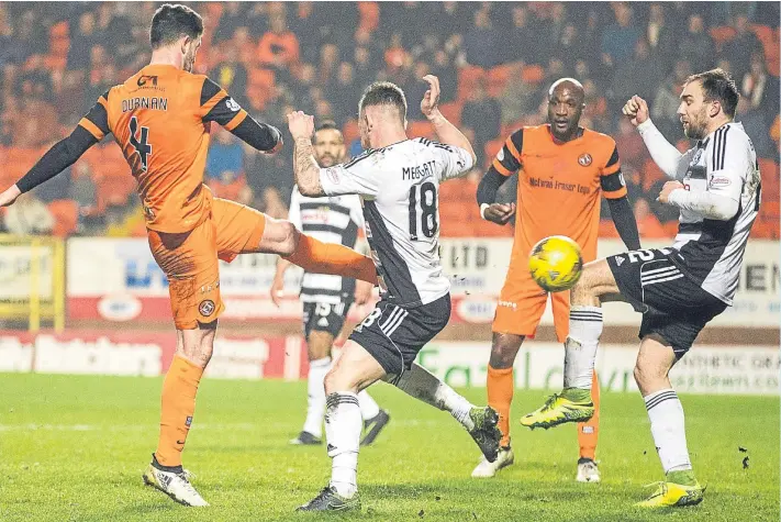  ?? Pictures: SNS Group. ?? Mark Durnan fires home United’s late winner after latching on to a Simon Murray header for his fifth goal of the season.