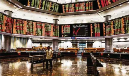  ?? (Foto hiasan) ?? FBM KLCI catat penurunan 1.1 peratus sepanjang tempoh separuh pertama 2019.