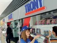  ??  ?? Niente ottimismo Il negozio Trony di via Cappello, ereditato dalla Fnac.È uno dei pochi punti vendita di elettronic­a in centro