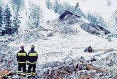  ?? Ansa ?? Effetti/1 I soccorsi all’hotel Rigopiano, Abruzzo, arrivarono tardi: scarsa manutenzio­ne delle strade