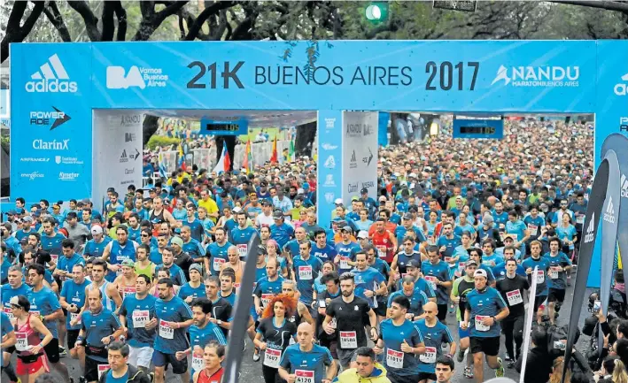  ?? FOTOS: PEDRO LÁZARO FERNÁNDEZ, MARIO QUINTEROS Y ALFREDO MARTÍNEZ ?? Largada. Todavía sin lluvia, y teñida de azul, una multitud comenzó con un recorrido entre Núñez y el centro de la Ciudad.