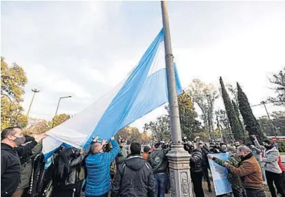  ?? (R. PEREYRA) ?? Bandera. Ayer, después de los enfrentami­entos del fin de semana, se volvió a izar la insignia nacional.