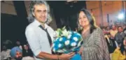  ??  ?? HT’s National Entertainm­ent and Lifestyle Editor Sonal Kalra giving a bouquet to celebrated filmmaker Imtiaz Ali, whose movies have a strong Punjab connection