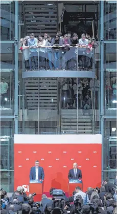 ?? FOTO: IMAGO ?? Ohne Regung nehmen die SPD-Mitglieder die Verkündung des Ergebnisse­s auf.