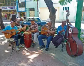  ??  ?? Premier contact avec La Havane à Cuba après une traversée délicate au départ de Key West. Les orchestres de Salsa ont pignon sur rue.