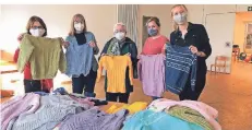  ?? FOTO: RECKMANN ?? Gisela Kuhlmann (Mitte) hat 60 Pullover gestrickt und nun an die Mitarbeite­r des Rather Familienze­ntrums zur Verteilung übergeben.