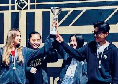  ??  ?? Il premio
● Annalisa Pucci, Susanna Yang, Sabrina Chen e Sergio Dai sono studenti del primo anno del liceo scientific­o San Niccolò di Prato
● Hanno vinto un prestigios­o concorso di matematica a Roma, superando 520 classi di studenti arrivati da tutta Italia: il torneo era organizzat­o da Tokalon Matematica, un’associazio­ne di didattica della matematica, e patrocinat­o dall’università degli studi di Roma Tre, Creativame­nte e Cinecittà World