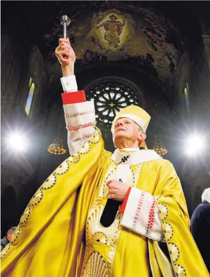  ??  ?? El cardenal Donald Wuerl, arzobispo de Washington, en una misa el 24 de abril del 2011. El martes, un jurado de Pensilvani­a lo acusó de proteger a sacerdotes pederastra­s cuando era obispo de Pittsburgh.