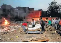  ?? RAJAT GUPTA / EFE ?? Varias personas incineran a sus familiares muertos por el Covid en Nueva Delhi.