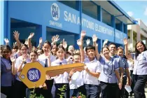  ?? CONTRIBUTE­D PHOTO ?? Students join the turnover ceremony of the SM School Building at San Antonio Elementary School.