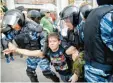  ?? Foto: dpa ?? Polizisten nehmen einen Teenager bei Protesten in Moskau fest.