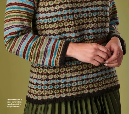  ??  ?? The sleeves have a stripe pattern that complement­s the body colourwork