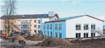  ?? FOTO: POHL ?? Der Neubau (rechts), in den bald schon das Erwachsene­nhospiz umziehen wird, passt mittlerwei­le nahtlos ins Gesamtbild.