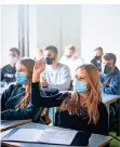  ?? FOTO: DPA ?? Schüler sitzen mit Masken in einem Klassenzim­mer.