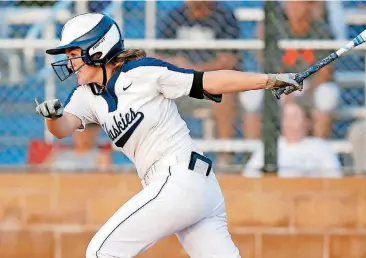  ?? NATE BILLINGS, THE OKLAHOMAN] [PHOTO BY ?? Edmond North’s Jacee Minter hits an RBI single during the fifth inning of Monday’s softball game at Deer Creek.