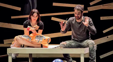  ??  ?? Metafora Chiara Francini e Raul Bova, protagonis­ti di «Due»