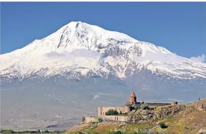  ?? FOTO: MARTIN WEIN ?? Das Kloster Chor Virap liegt vor dem Ararat, der geografisc­h in der Türkei liegt, aber über Armenien thront.