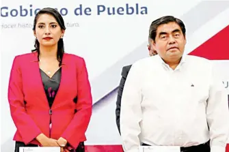  ?? /CORTESÍA ?? La alcaldesa de Huejotzing­o, Angélica Alvarado rindió su primer informe de gobierno acompañada de Miguel Barbosa Huerta