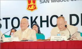  ??  ?? Eduardo ‘Danding’ Cojuangco Jr. (right) and Ramon Ang during the recently held SMC stockholde­rs’ meeting.