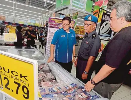  ?? [FOTO EIZAIRI SHAMSUDIN/BH] ?? Khairul Amin (kiri) bersama Ketua Penguat Kuasa KPDNKK Perlis, Jamal Nor Ahmad Harun (tengah) memantau harga barang selepas pelancaran Skim Kawalan Harga Musim Perayaan Deepavali 2016 di pasar raya Giant Kangar, semalam.