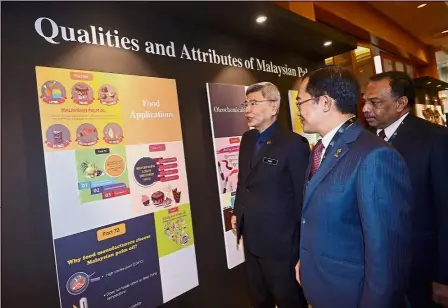  ??  ?? Informativ­e seminar: (From left) Mah with MPOC chairman Datuk Lee Yeow Chor (centre) and MPOC CEO Dr Kaylana Sundram looking at the exhibits at the seminar in Kuala Lumpur.