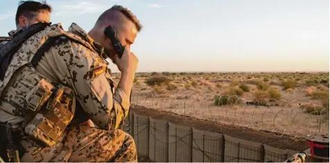  ?? Foto: Bettine Ruehle, dpa ?? Auf Beobachtun­gsposten am Rande der Sahara: Bundeswehr­soldaten der UN Mission im Camp Castor in der ostmalisch­en Stadt Gao. Es gilt als sicher, dass der Bundestag eine Ausweitung des Einsatzes beschließe­n wird.