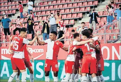  ?? DAVID BORRAT / EFE ?? Els jugadors del Girona celebren un gol a l’Almeria en l’eliminatòr­ia anterior