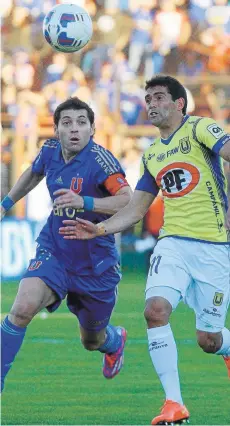  ?? FOTO:AGENCIAUNO ?? José Rojas, quien no estará ante el Campanil, disputa el balón con Pedro Muñoz.